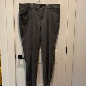 Women’s Lee Flat Front Dress Slacks.  Black Pattern.  Plus size 22W Medium. NWOT